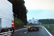 撮影者もDQNすぎ。東北道で尻ピタあおり運転から当て逃げするトラックが撮影される。