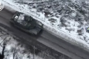 海外の反応　米軍最強戦車M1エイブラムス、ウクライナに登場！ロシア軍に発砲する初の動画