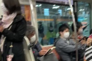 【動画】傘で電車の窓を何回も殴ってくるヤバい子供、現る