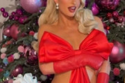 【朗報】パリス・ヒルトン(43)、全裸に巨大リボンだけを纏ってクリスマスをお祝い「私の存在がプレゼント」　（画像あり）