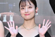 橋本環奈、美デコルテ際立つワンピース姿で名言飛び出す「過去にとらわれないので」
