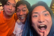 明石家さんま、YouTuberと写真を撮る