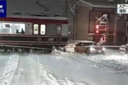 大雪のなか踏切に突入した86さん、立ち往生して電車と衝突😢