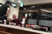 【動画】おっさん、ブチ切れて牛丼をぶん投げてしまう