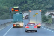 追い越し車線を塞ぐトラックvs煽るベンツ、どっちが悪いかで論争が起こる