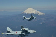 P-1哨戒機が富士山空域を飛行、海上自衛隊の各航空部隊が1年の安全を祈願して初訓練飛行！