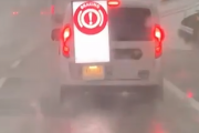 雨の日でも見やすくてこれで安心。車の後部に取りつけられたディスプレイでお知らせ。海外の反応