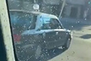【動画】 このタクシー、ワイパーの水が飛びすぎ問題 「新しい煽り運転ｗｗ」