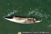 転覆したまま、独裁者サダム・フセインのヨット「アルマンスール」…イラク！