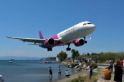 ギリシャの空港で旅客機が超低空アプローチ…航空機ファンも驚くスポット！