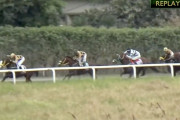 【動画】エクアドル競馬で衝撃事件！　騎手がレース中に右ストレートをお見舞いして落馬させる！
