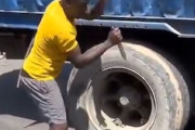 【動画】トラックのタイヤをパンクさせようとした男、ふっ飛ばされる。