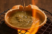 かにの甲羅にカニ味噌をのせて日本酒を注ぎ直火で炙る