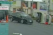 【動画】バカが運転する車が救急車来ているのに交差点に突入し衝突→救急車を横転させてしまう・・・