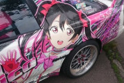 【悲報】ラブライブ!の痛車、スプレーでめちゃくちゃにイタズラされる