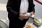 店員の目の前でお札を隠す「釣り銭詐欺師」のテクニックを暴いた防犯カメラ映像。