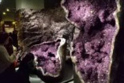 国立博物館の宝石展、開幕から人間よりもでっかいアメジストを出すことで、脳をバグらせてくるのすごい
