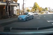 【動画】僧さん、右折してきた車に発狂してしまうｗｗｗｗ