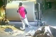 【動画】男性作業員が大きなロールに足から巻き込まれてしまう事故。