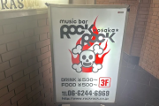 【海外】大阪心斎橋アメリカ村のミュージックバー「ROCKROCK」のBABYMETALのポラロイド写真