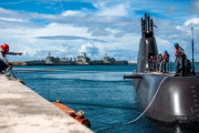 韓国海軍潜水艦「鄭地」が米海軍基地グアムに入港…米潜水艦「アナポリス」の乗員が到着を歓迎！