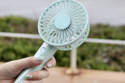 頑なに小型扇風機を持ち歩かない人いるけど涼しいぞ？