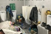 【速報】中国の貧困層、寒さも和らげ水道も電気もあるという理由からトイレ暮らしが流行るｗｗｗ