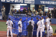 DeNA・宮崎、頭部に打球が直撃するアクシデント　ブルーシートで覆わながら交代
