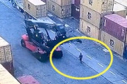【動画】事故は慣れた頃に。港湾労働者が同僚の特殊車両に踏み潰されてしまう。