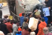【動画】中国、タンク車が横転し食用油が流出！噂を嗅ぎつけた住民殺到し略奪開始！