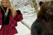 【動画】ロシア美女、野生のクマとノリノリでダンスを踊ってしまう