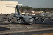 米空軍のC-17グローブマスターIII長距離輸送機24機がフライオーバーのためタキシング
