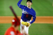 「佐々木朗希の才能は狂気の沙汰だ」MLBが震撼した“令和の怪物”のOP戦初登板。最速160キロの鮮烈デビューに衝撃「えげつないだろ…」