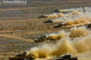 地雷除去装置を搭載した戦車が進入路を開き装甲車両が突撃…中国陸軍が敵陣地突破演習を実施！