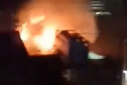 【動画】 川崎貨物駅ターミナルでトラック2台が爆発炎上　大きな炎が上がり現地騒然
