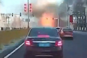 【動画】中国あるある、今度は街中の交差点で大爆発！その瞬間のドラレコ映像