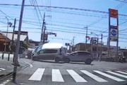 【動画】静岡でなかなか激しい右直事故＋追突がドラレコに記録される。