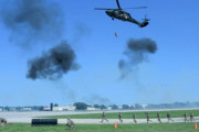 ウィスコンシン州兵が戦闘能力デモンストレーションを披露…ブラックホークヘリで空港に展開！