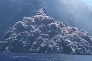 海面を滑るように追いかけてくる火砕流。イタリアのストロンボリ島が再び噴火。