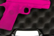 海外「軍事用以外の銃は全て蛍光ピンクにするべき」