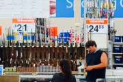 【修羅の国】米大手スーパー「大統領選で暴動が起きそうなので銃や弾薬を店頭から撤去します」