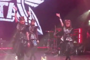 【GIF＆動画】BABYMETAL菊地最愛、イギリスのジャンパーを叩き落とす