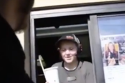 【動画】マクド店員さん、 クズ客にドリンクをぶっかけるｗｗｗｗｗ