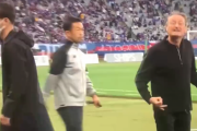 【動画】FC東京アルベルト監督、試合後に審判買収アピールか…なお鳥栖には金が無い模様
