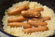 【画像】X民「ソーセージを米にぶち込んだだけのバカが考えた炊き込みご飯が美味すぎる」←5万いいね
