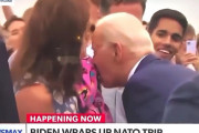 【動画】バイデン大統領、出張先のフィンランドでまた女児にクンクンしてしまう！