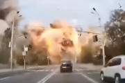 【衝撃】ドニプロの道路にミサイルが着弾する瞬間の映像。エグい。