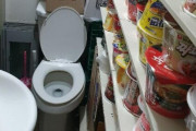 便器横にカップラーメンを保管する韓国のコンビニ…ネットに衝撃の写真 [3/4]