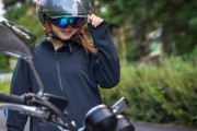 なんでバイク女子って露出狂の痴女みたいな格好してるの？