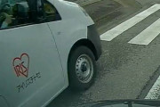 【悲報】アイリスオーヤマグループの社用車が横断歩道停止中の車を路肩走行して抜いてしまう…